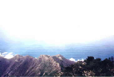 Blick über Berge auf Meer