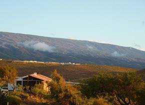 Im Hintergrund der Finca sind die Berge zu sehen, die sich die Insel Teneriffa entlang ziehen
