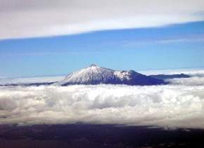 Der Gipfel des Teide über den Passatwolken
