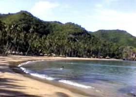 In einem schnen Bogen liegt die Playa Medina an der Kste des Karibischen Meeres