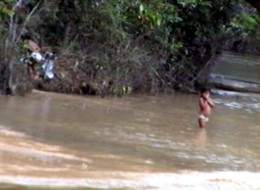 Indiokind badet im Flsschen