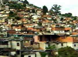 Slums auf der Fahrt durch Caracas