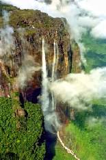 Ein Tepui mit typischem Wasserfall
